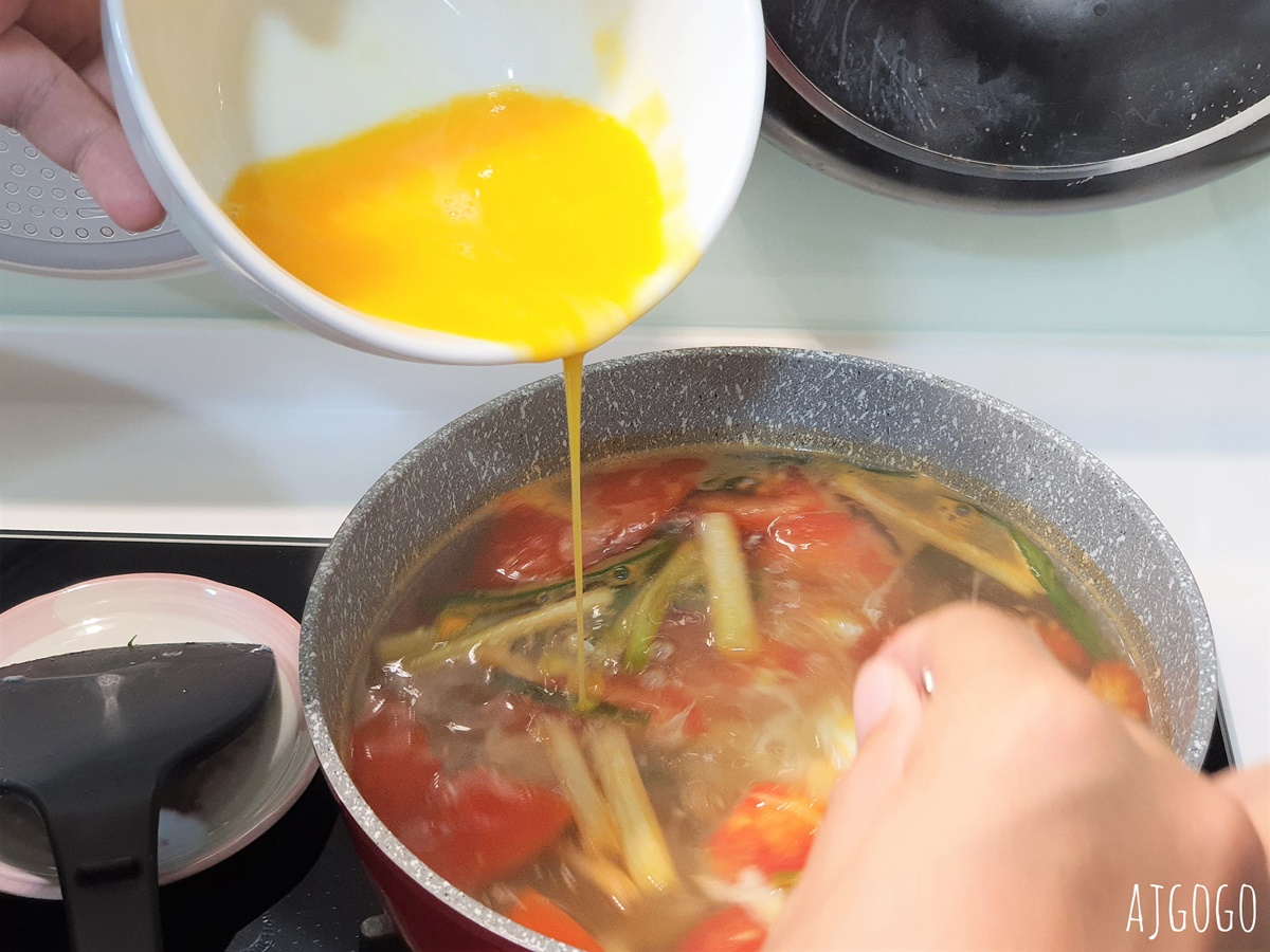 簡單食譜：番茄蛋花湯 用蔥燒出湯底 減肥者可喝