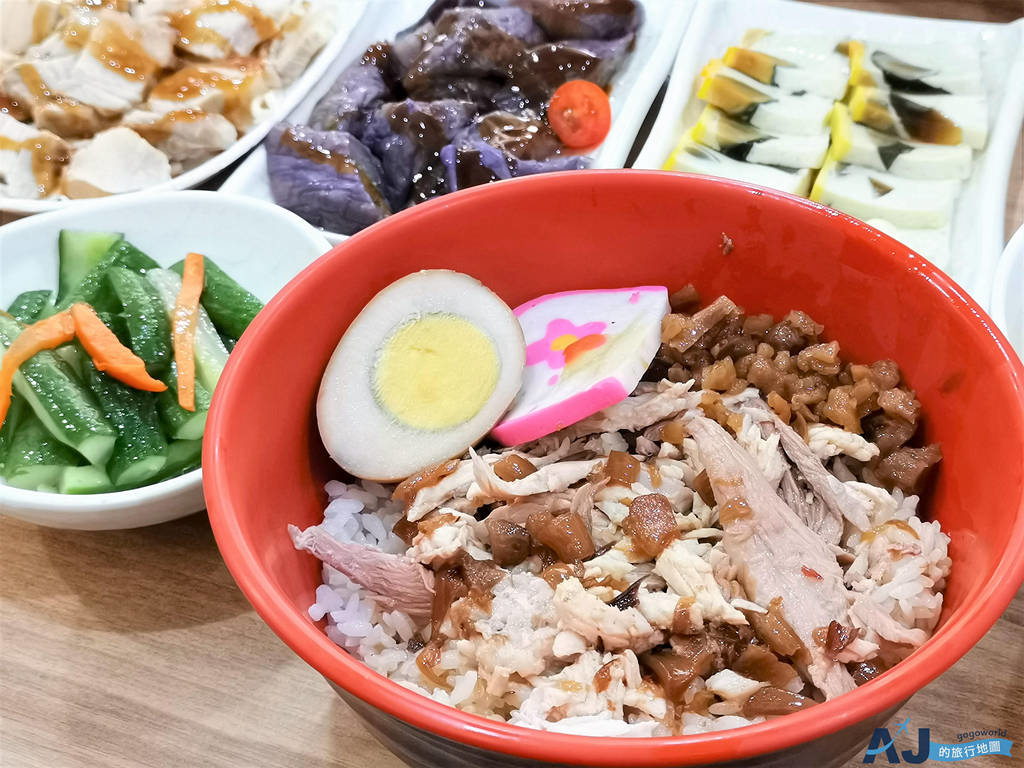 咕咕雞火雞肉飯 桃園火車站的人氣小吃 火雞肉飯很大碗 但小菜偏貴 菜單分享