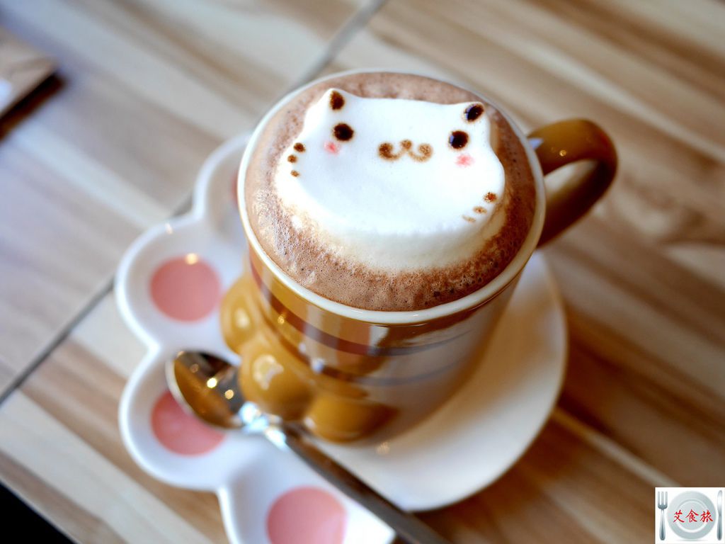 （台北101咖啡廳）框影咖啡 立體拉花咖啡、還有店貓陪喝下午茶 不限時咖啡館、提供免費wifi、插座