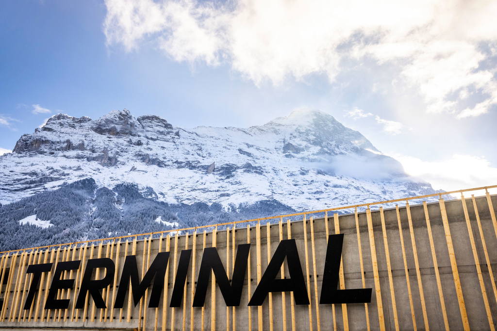 15 Grindelwald-Terminal-Aussenansicht-Schriftzug-Eiger-Winter.jpg