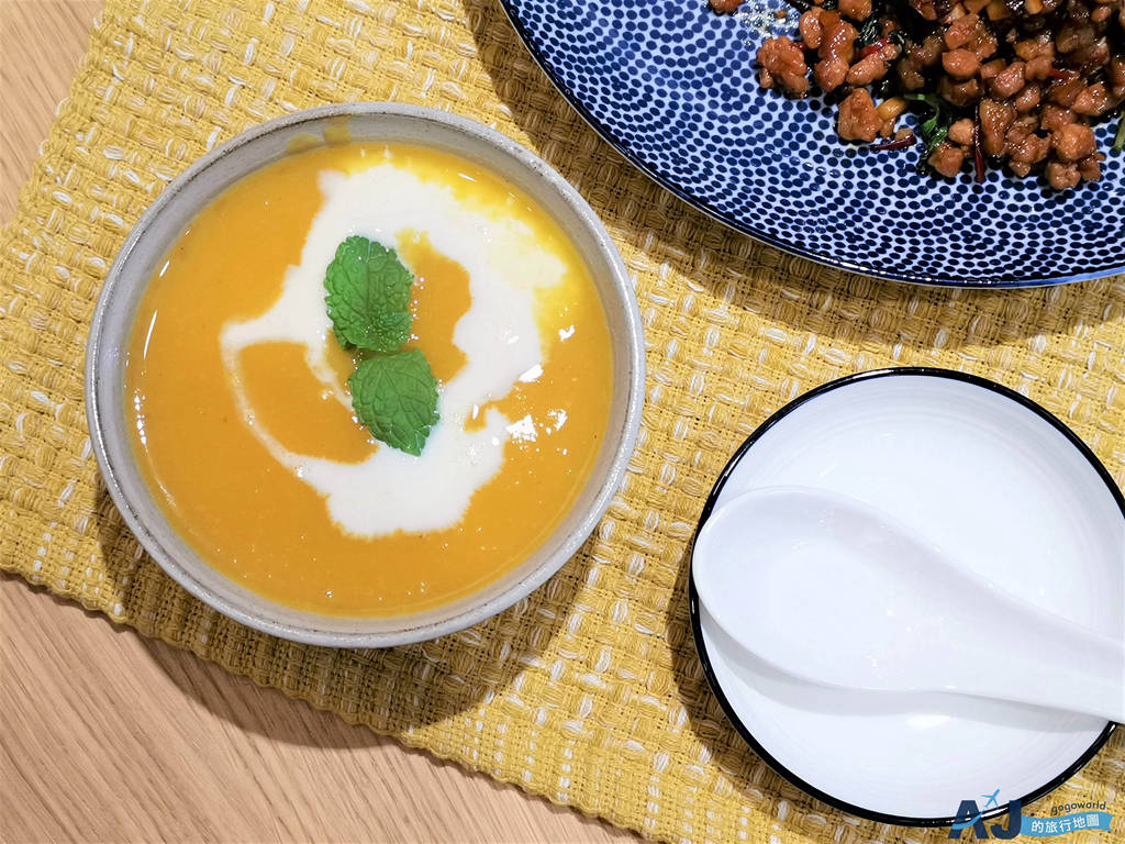 （簡單食譜）南瓜濃湯 素食版 在家也能做出餐廳fu的南瓜湯