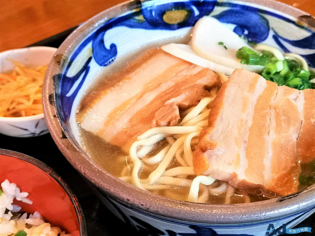 那霸美食：楚边蕎麥麵 Sobe Soba 沖繩超人氣大碗公蕎麥麵 豬肋排、豬腳、五花肉一次滿足 營業時間、菜單分享