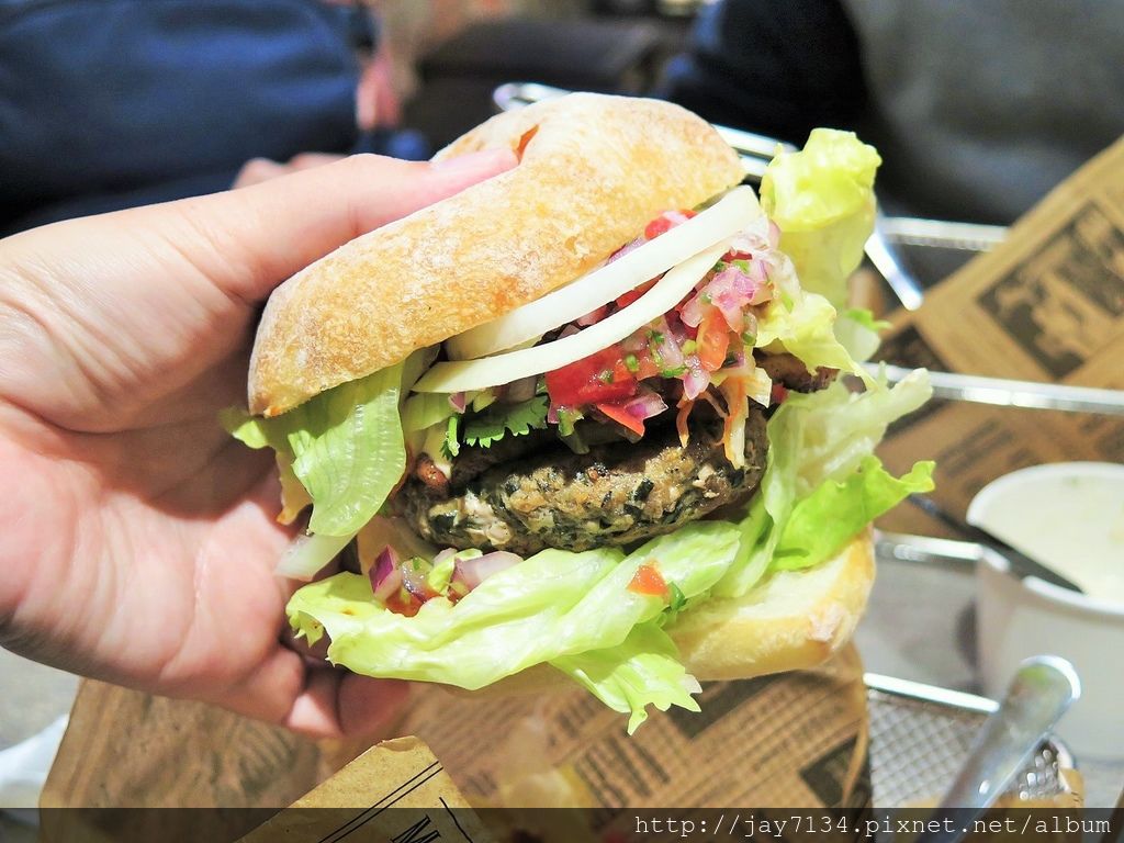 （台北捷運士林站美食）Burger Ray 個性漢堡 喜歡什麼配菜自己加 飲料無限暢飲