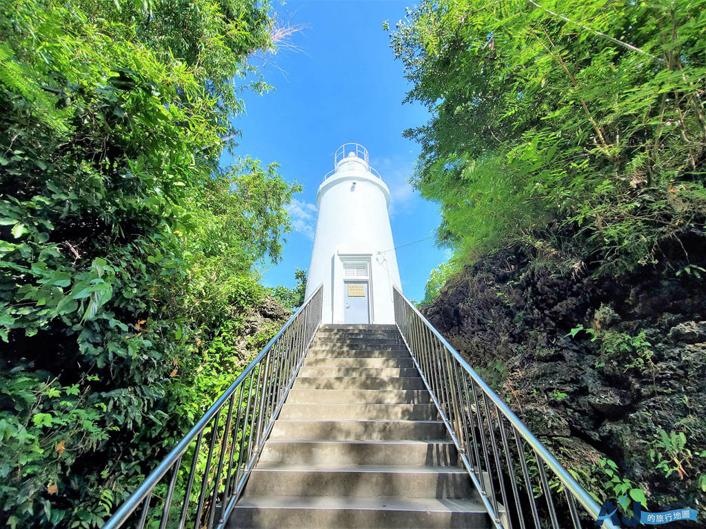 （小琉球景點）白燈塔與百年老榕樹 指引台灣海峽、巴士海峽船隻的明燈