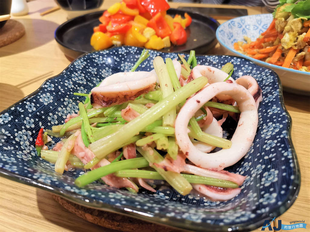 （簡單食譜）芹菜炒魷魚、小卷、透抽都可以 快速消化芹菜的方法