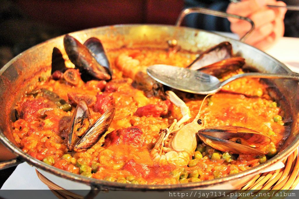 （巴塞隆納美食）LA FONDA 便宜又大碗的海鮮燉飯Paella、墨魚飯